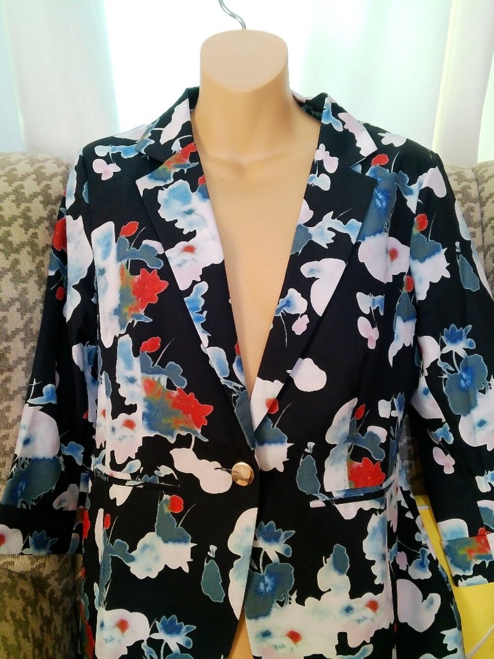 BENINOS JACKET SIZE MED FLORAL GOOD CONDITION SIZE MED